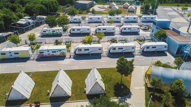 六月十四日航拍 連霍高速高橋服務(wù)區(qū)西安金蝸牛房車(chē)露營(yíng)地服務(wù)體驗(yàn)